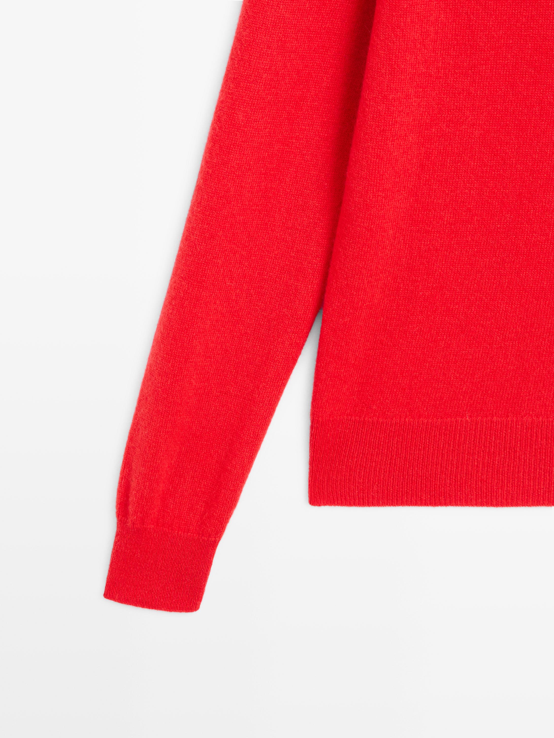 Cashmere knit sweater with a crew neck